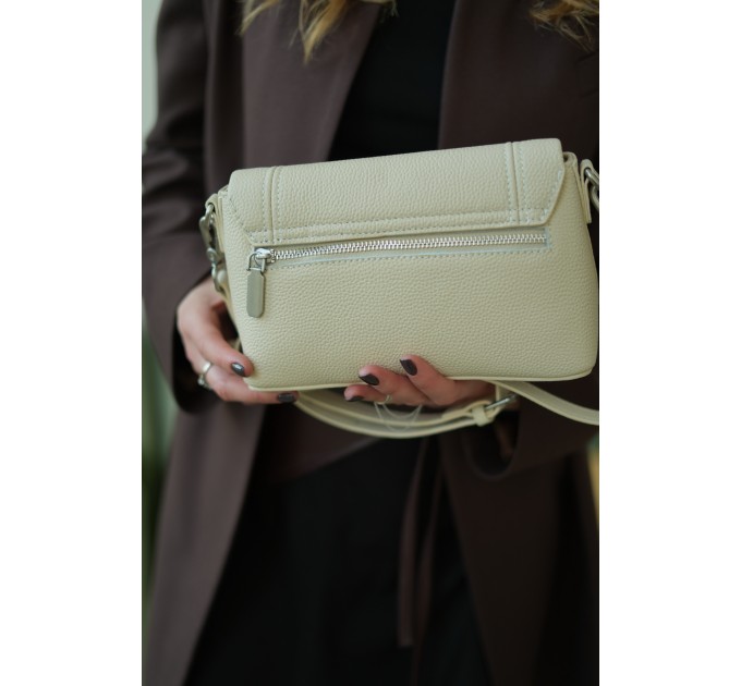 Женская сумка из натуральной кожи бело-молочная BAGS4LIFE 99167 с клапаном и застежкой