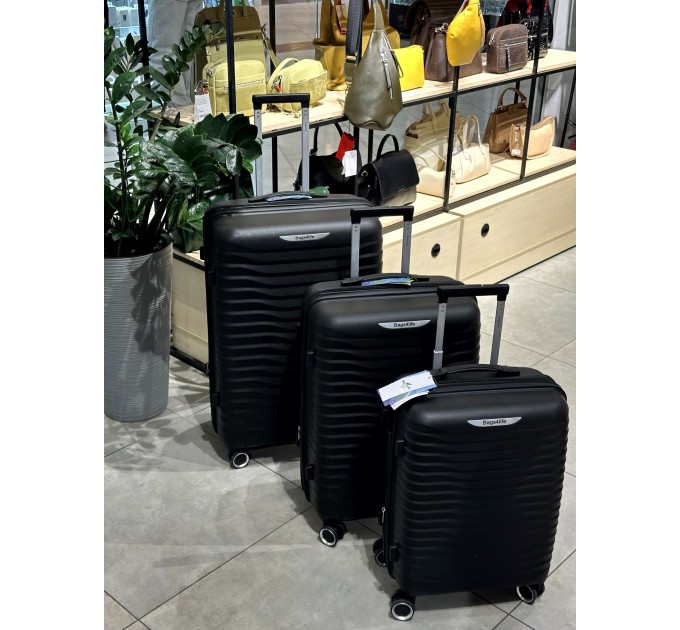 Чемодан средний пластиковый BAGS4LIFE PP1220 черный