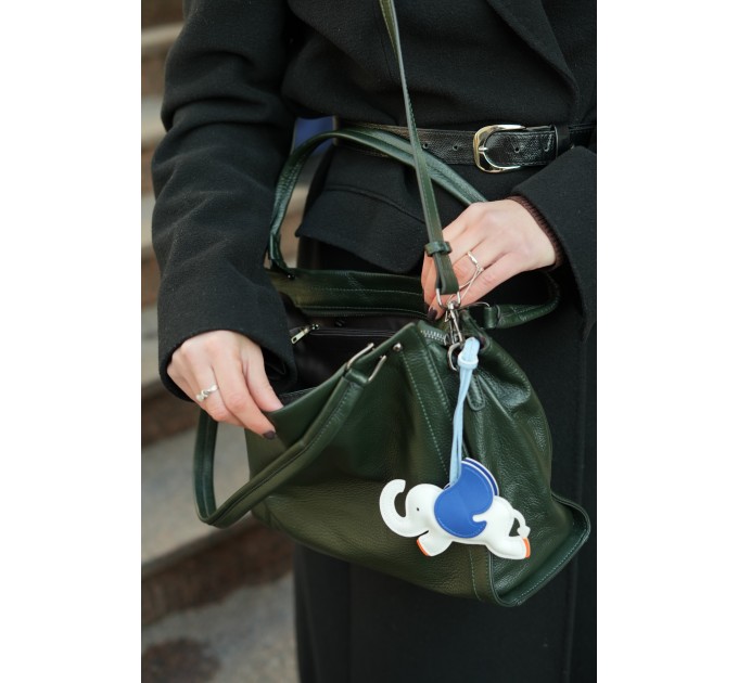 Жіноча сумка з натуральної шкіри темно-зелена BAGS4LIFE 2065 з брелоком