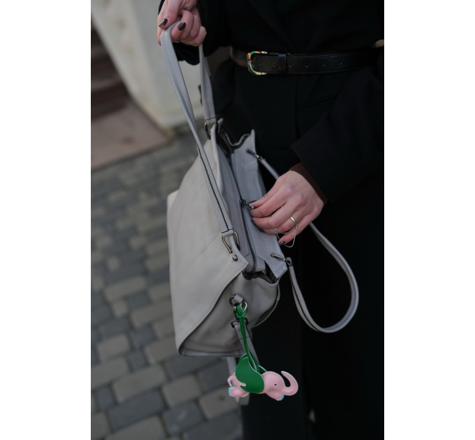 Женская сумка из натуральной кожисветло-серая BAGS4LIFE 2065 с брелоком