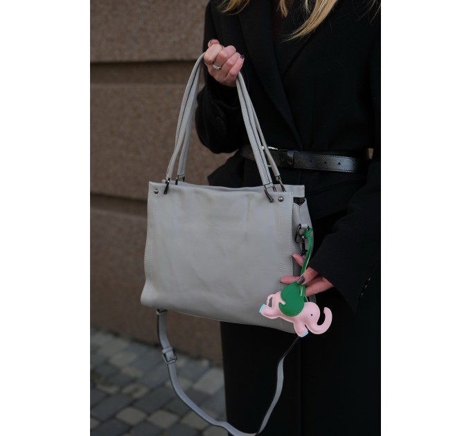 Женская сумка из натуральной кожисветло-серая BAGS4LIFE 2065 с брелоком