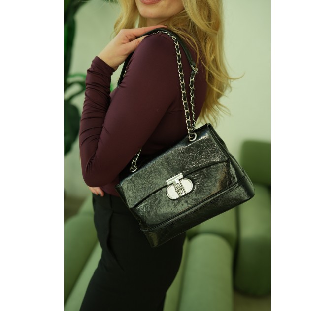 Сумка крос-боді жіноча з натуральної шкіри чорна BAGS4LIFE 6680 з клапаном та ланцюжком Сумка крос-боді жіноча з натуральної шкіри чорна BAGS4LIFE 6680 з клапаном та ланцюжком