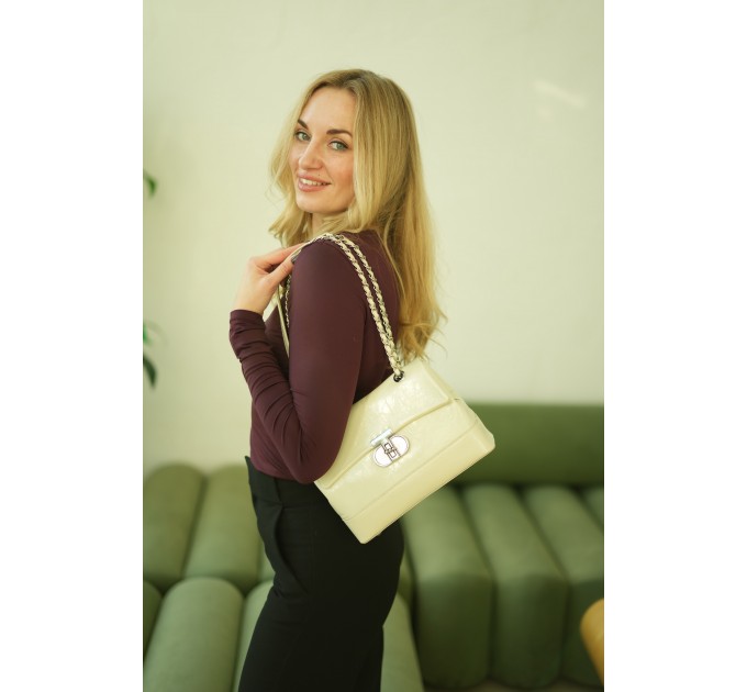 Сумка крос-боді жіноча з натуральної шкіри біло-молочна BAGS4LIFE 6680 з клапаном та ланцюжком Сумка крос-боді жіноча з натуральної шкіри біло-молочна BAGS4LIFE 6680 з клапаном та ланцюжком